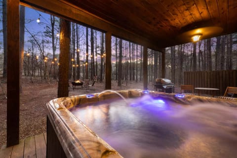 Romancing The Stone, Upscale Romantic Cabin