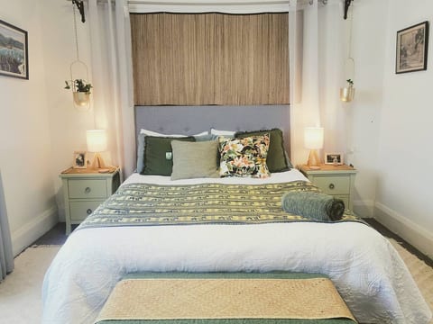 Relax and rest.
Spacious bedroom with one queen bed.