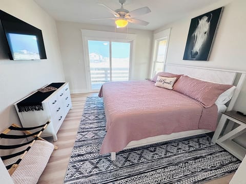 Brand new! Sleeps 10, pool, ocean and horse views! image 5
