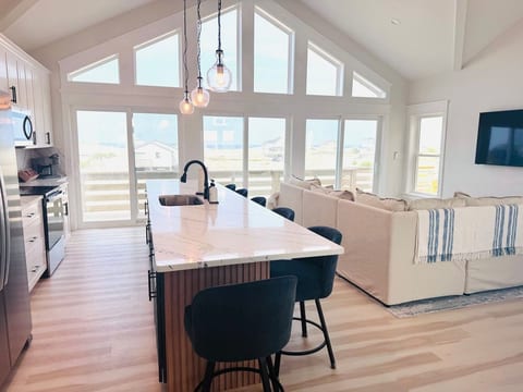 Brand new! Sleeps 10, pool, ocean and horse views! image 3