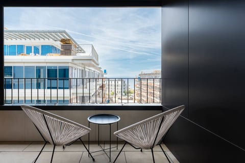 Sleek Gaia Oasis | Modern Gaia Retreat & Balcony