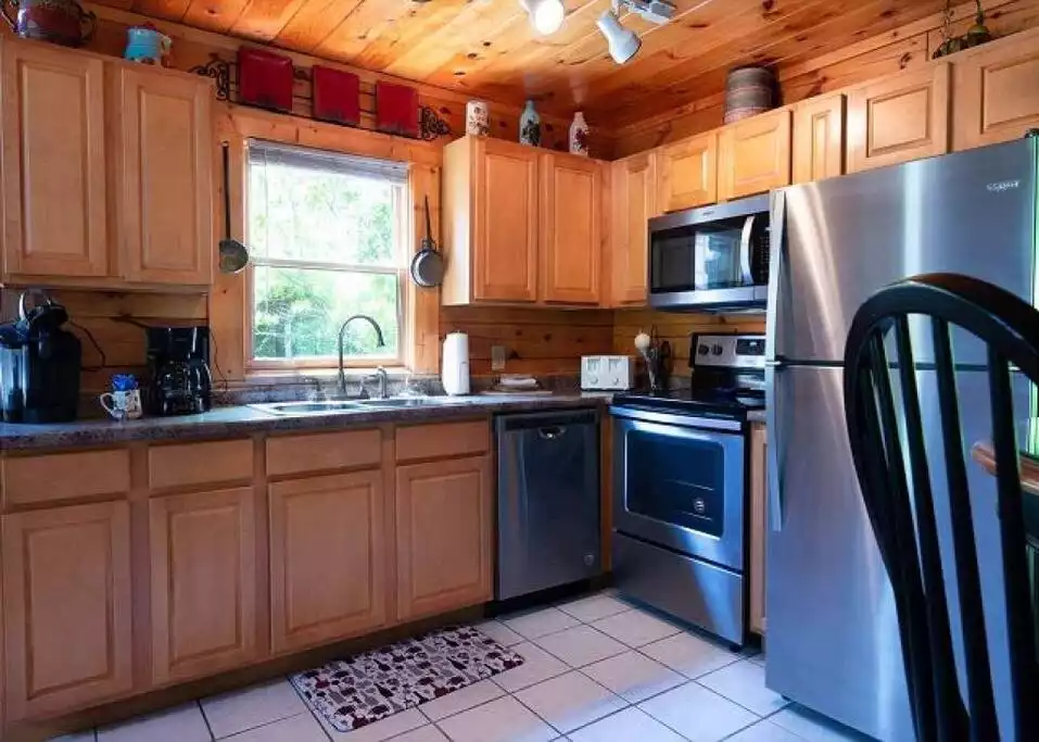 Kitchen on main level - Whispering Timbers in the heart of Pigeon Forge TN - Pigeon Forge