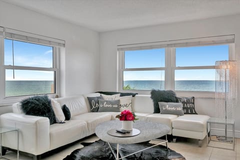 Gulf Breeze Getaway - Sand Key image 1