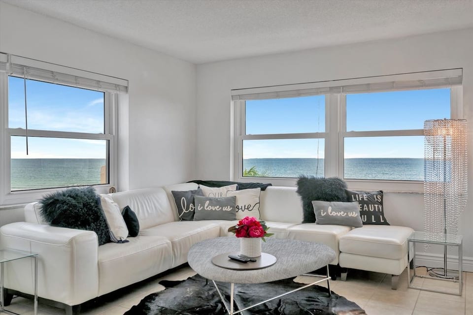 Gulf Breeze Getaway - Sand Key image 1