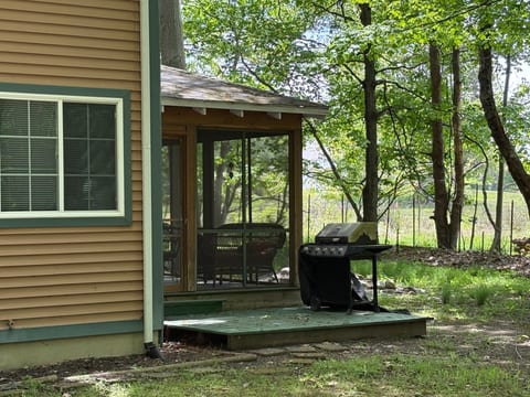 Weekly Cottage Rental - 5 Min to Private Beach!