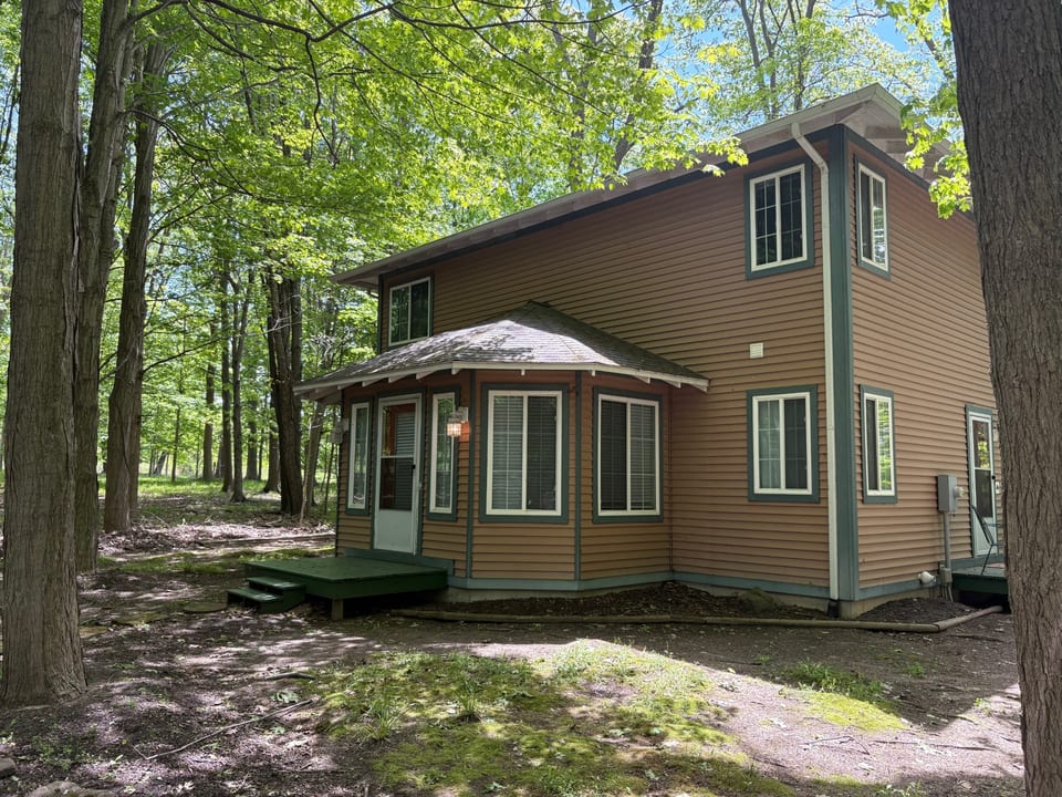 Weekly Cottage Rental - 5 Min to Private Beach! - South Haven
