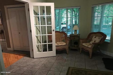 Weekly Cottage Rental - 5 Min to Private Beach!