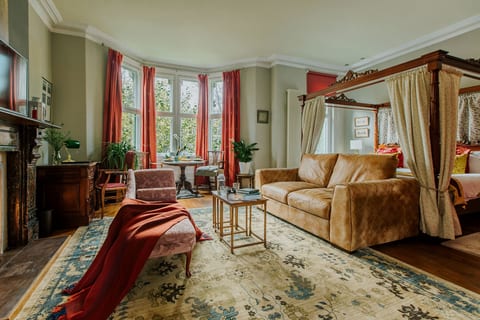 The Suite | Cardiff City Centre + Private Parking