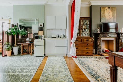 The Suite | Cardiff City Centre + Private Parking