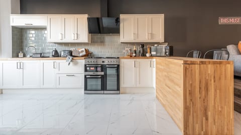 4 bedroom home w/ free parking - Tŷ Hapus Newport