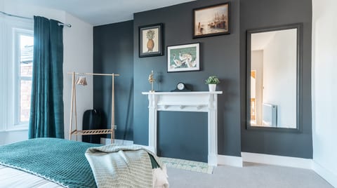 4 bedroom home w/ free parking - Tŷ Hapus Newport