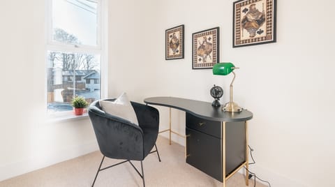 4 bedroom home w/ free parking - Tŷ Hapus Newport