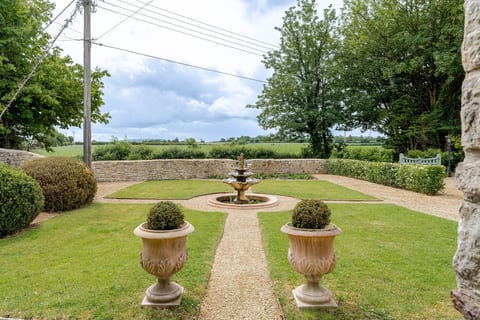 1641 Historic Farmhouse, Sleeps 16 · Bath/Bristol
