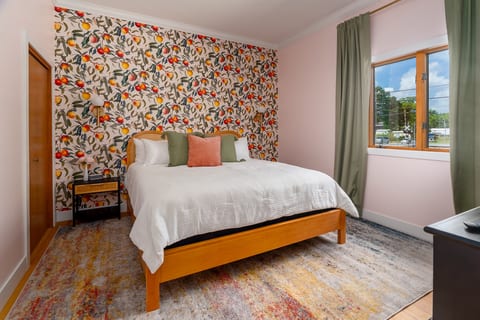 King bed with room darkening shades
