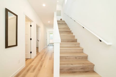 Modern Sandy Home with View of Hood - Free Parking