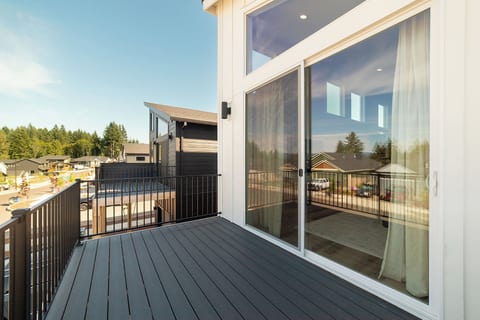 Modern Sandy Home with View of Hood - Free Parking