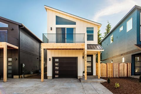Modern Sandy Home with View of Hood - Free Parking