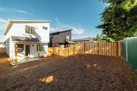Modern Sandy Home with View of Hood - Free Parking