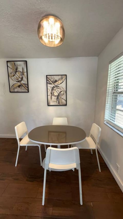 Welcome to Sailboat Bend Apartments| Beach • Las Olas • Sleeps 4