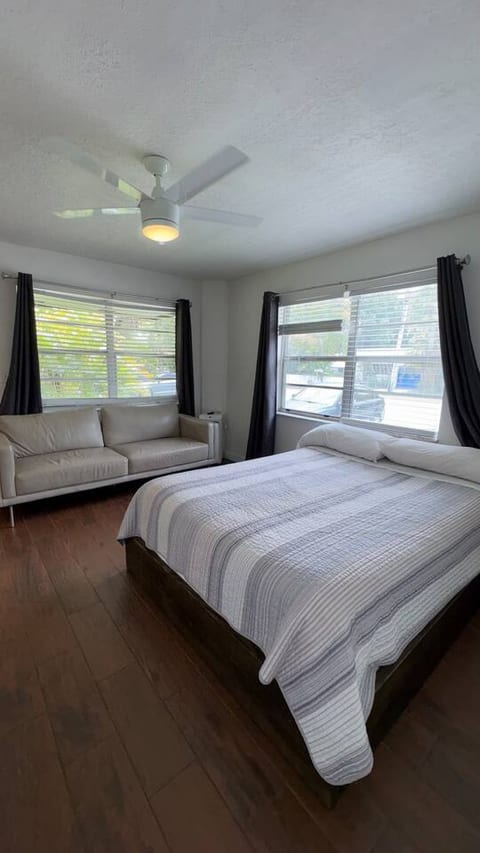 Welcome to Sailboat Bend Apartments| Beach • Las Olas • Sleeps 4