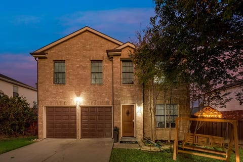 Lake Life Oasis near Universal +Pool/Hot Tub/Games