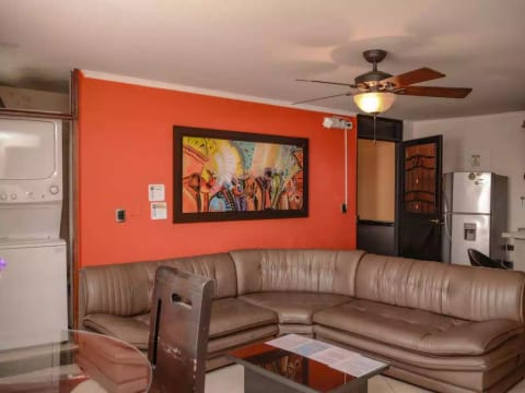 Two Bedroom AC Hot Tub Living Room Security Wifi