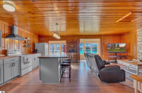 Lakefront cottage in Lake City