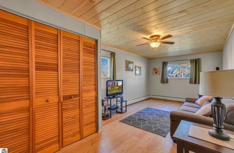 Lakefront cottage in Lake City