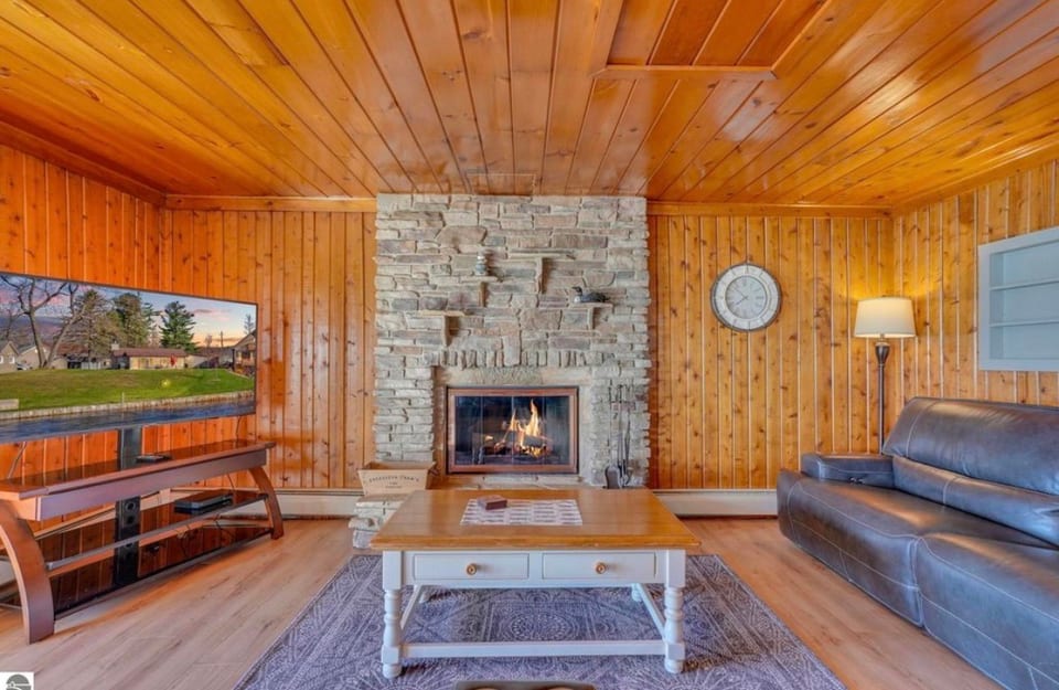 Lakefront cottage in Lake City - Lake City