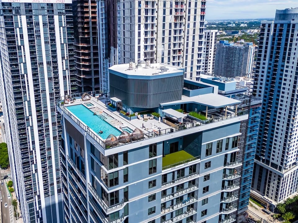 Downtown Miami Wellness Studio | Rooftop Pool+Spa - Miami