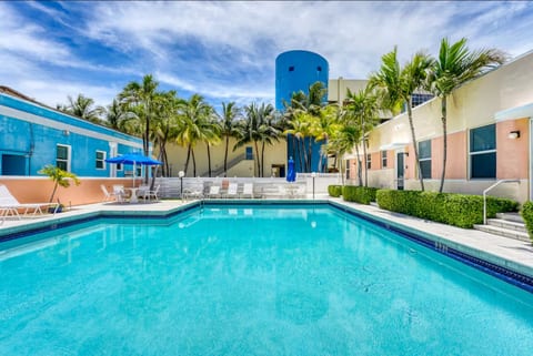Is this the ultimate vacation destination? The beauty of a tropical poolside is undeniable. Imagine yourself here, basking in the warmth.