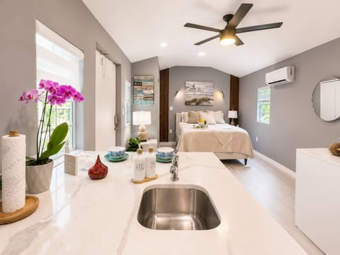 Cozy escape | Free parking | Private Patio
