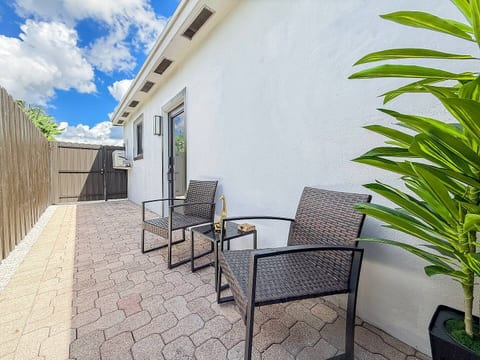 Luxury Private Studio | King Bed | Free Parking