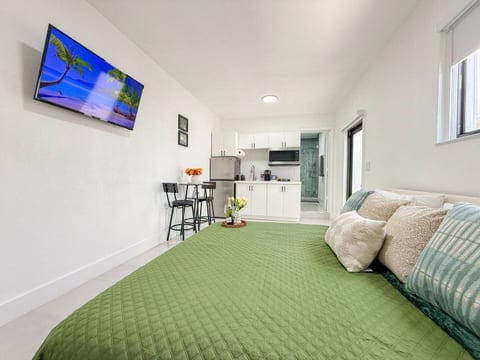 Luxury Private Studio | King Bed | Free Parking