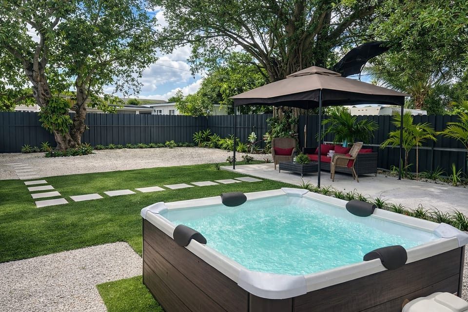 Relax under the open sky: Enjoy an outdoor jacuzzi designed to help you unwind and experience unique moments during your stay.