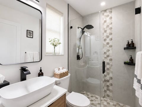 Start your routine in a spotless, fresh bathroom, thoughtfully equipped to offer you a moment of pure pampering and care.