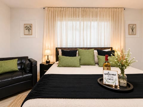Relax in a harmonious, minimalist setting, where the visual tranquility invites you to completely disconnect from your daily routine.