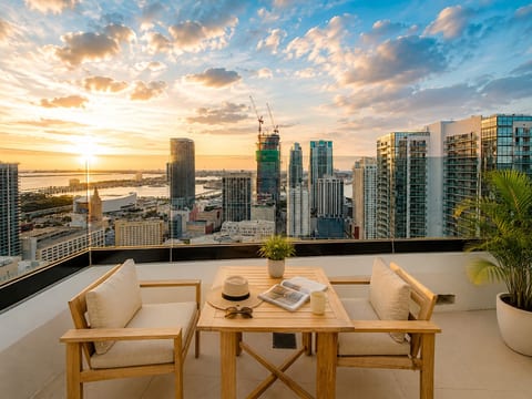 Rooftop Terrace: Stunning skyline views perfect for sunset cocktails and city vibes!