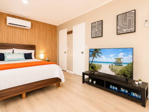 King bed & flat-screen TV with beach screensaver in the studio—wake up to tropical vibes every morning.