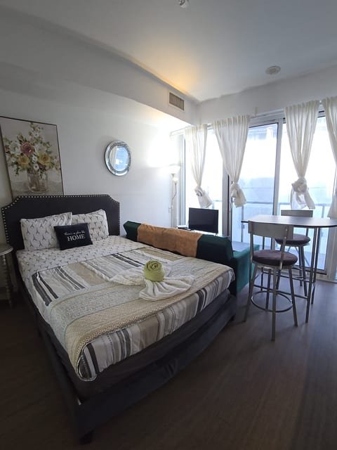 Luxury Condo Studio Downtown Toronto Entertainment Area