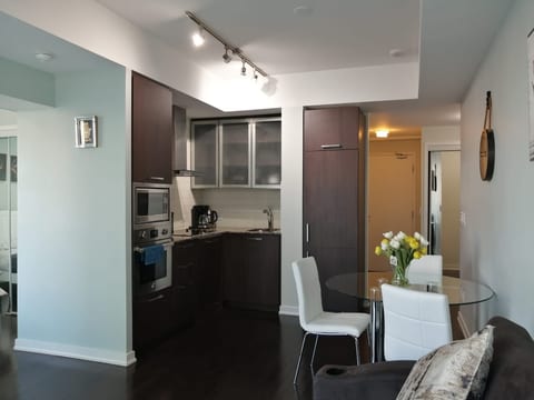 Town Flats Premier Lux Condo Downtown Toronto
