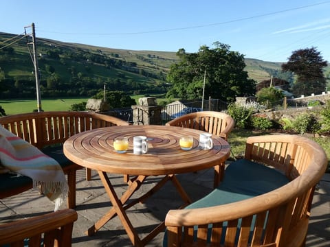 Spacious Dales cottage with stunning views