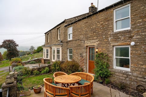 Spacious Dales cottage with stunning views