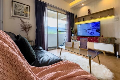 Zen Apartment w/ Stunning Mountain Views
