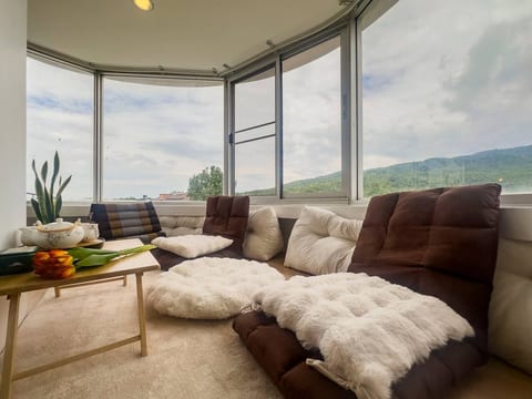 Zen Apartment w/ Stunning Mountain Views