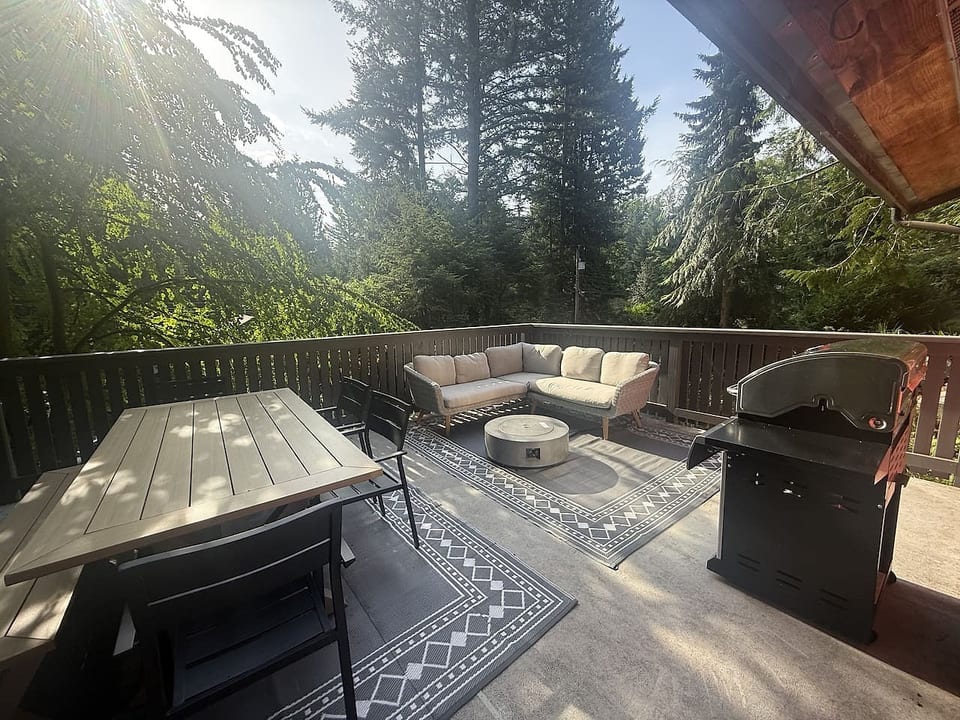 The Yellow Door Cottage | Classic Bowen Charm - Bowen Island
