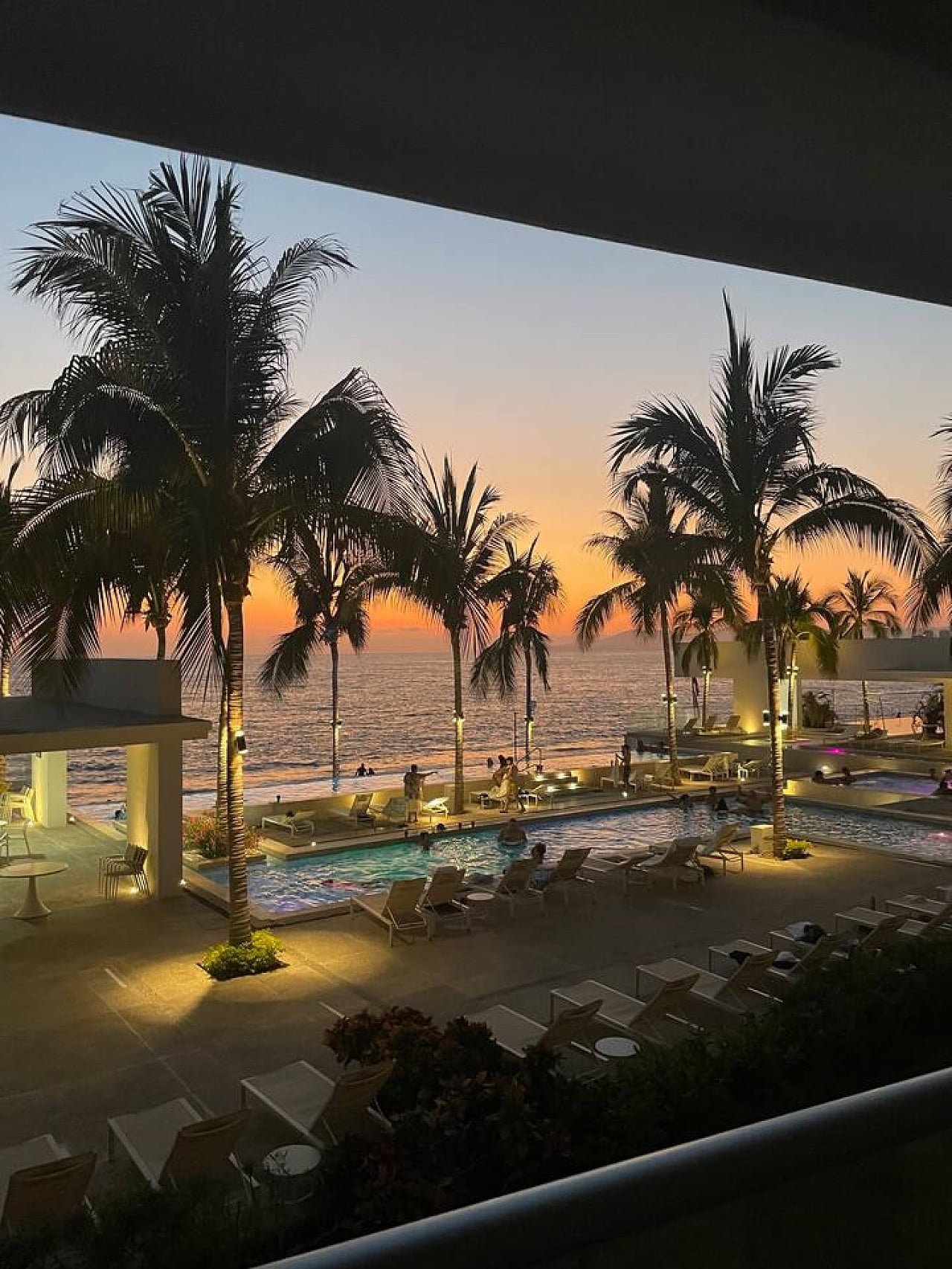 Luxury Beachfront | Corner Condo | Amazing Pools