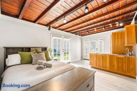 Toluca Lake 4BR•Walk to Universal•Yard•Ping Pong