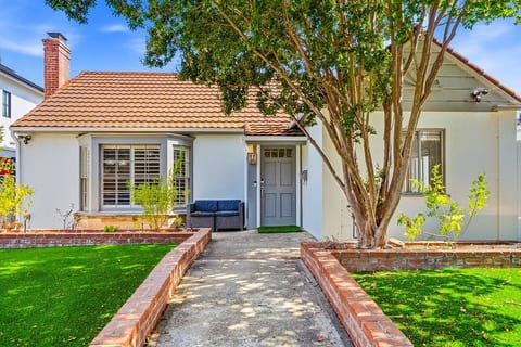 Toluca Lake 4BR•Walk to Universal•Yard•Ping Pong