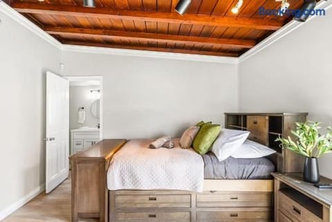 Toluca Lake 4BR•Walk to Universal•Yard•Ping Pong